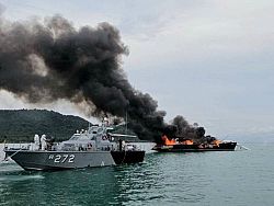 Пожар уничтожил люксовую яхту в бухте Чалонг-Бэй