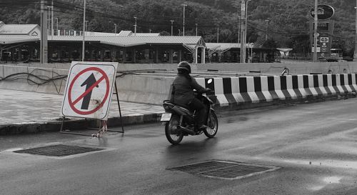 Мотоциклист на полосе встречного движения. Фото: The Phuket News