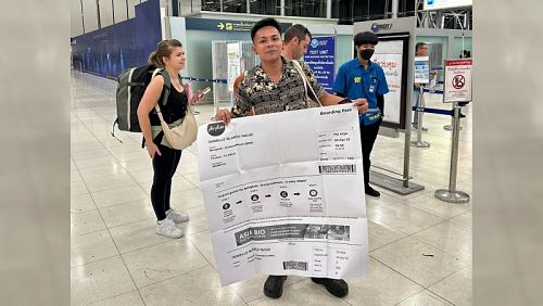 Дениелле Бланко Такуд с посадочным талоном в аэропорту Бангкока. Фото: Denz Blanco Tacud