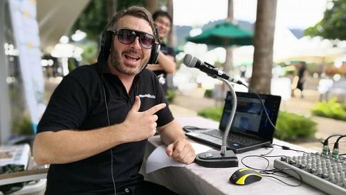 Джейсон Уайлдер за пультом мобильной радиостудии. Фото: Phuket Live Radio - Live 89.5