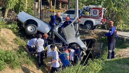 Пикап вылетел с дороги на Bypass Rd., пострадали два человека. Фото: Phuket City Police