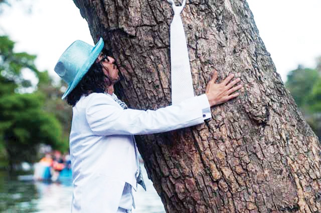 Мужчина женился на дереве в Аргентине