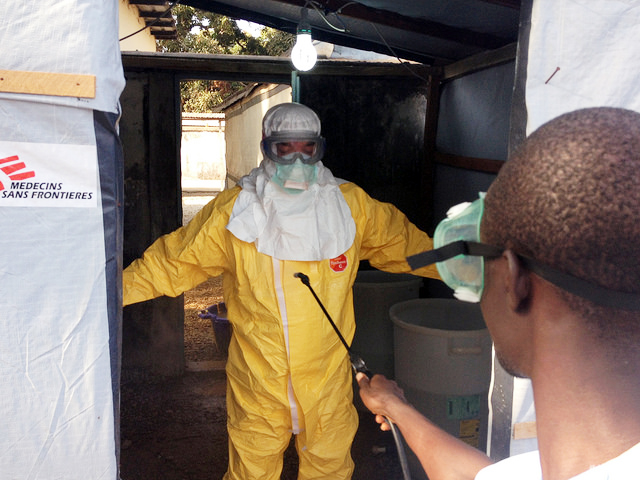 В Сьерра-Леоне тела погибших от Эболы бросили на улице
