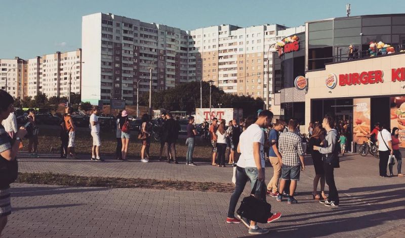 Жители Минска пришли на открытие Burger King с бидонами под Pepsi