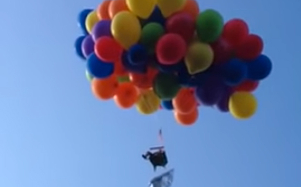 Канадец поднялся в небо на связке воздушных шариков