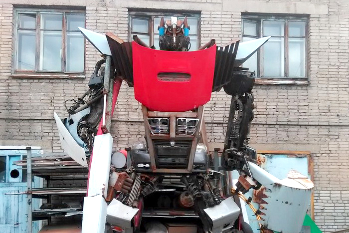 Новосибирский сварщик соорудил трансформера