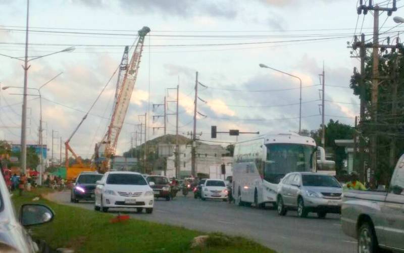 На пересечении Bypass Rd. и Thеpkrasattri Rd. ограничивают движение