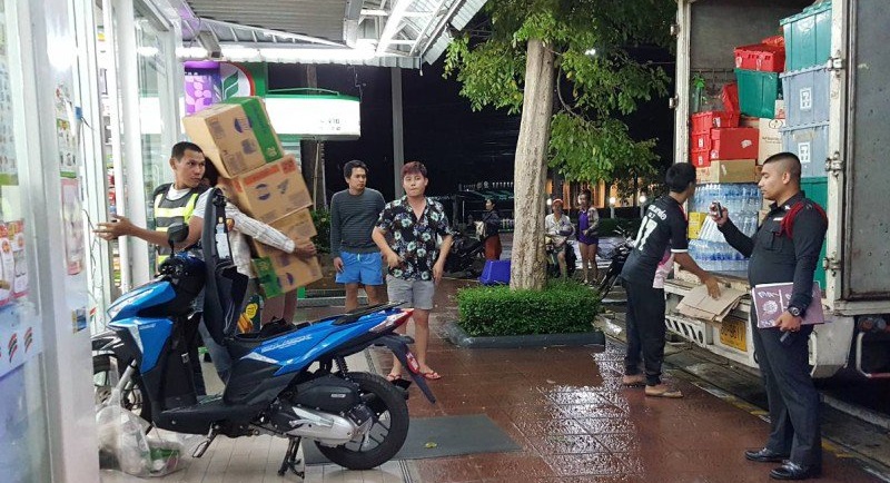 Туристка на скутере протаранила минимаркет 7-Eleven в Чалонге
