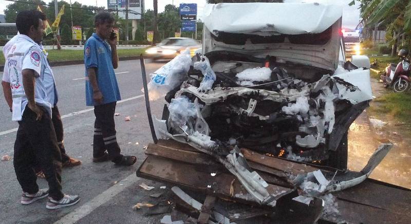 Пикап врезался в грузовик со льдом на главном шоссе Пхукета