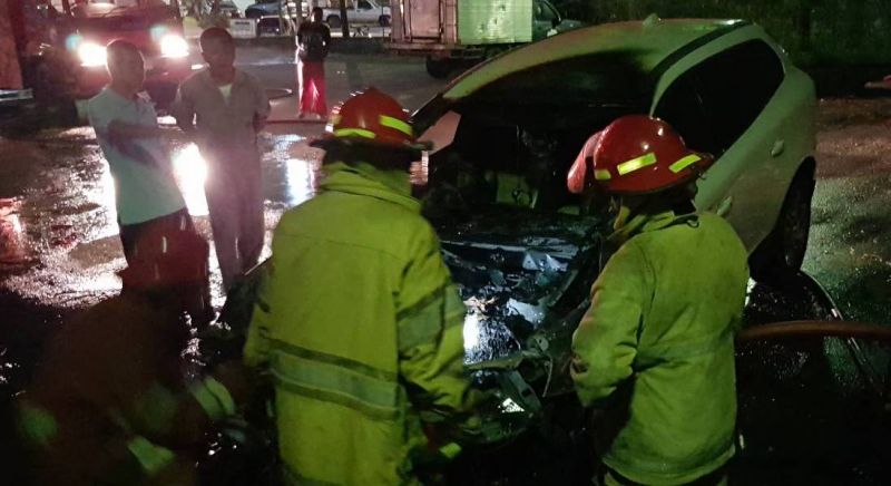 Автомобиль загорелся на парковке у храма в Пхукет-Тауне