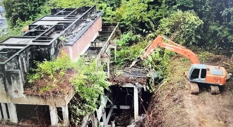 Снос заброшенного отеля над Bypass Rd. начался