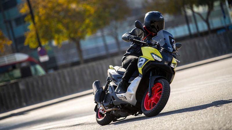 Aprilia SR GT: Итальянский скутер вьетнамской сборки для тех, кто не прочь съехать с асфальта