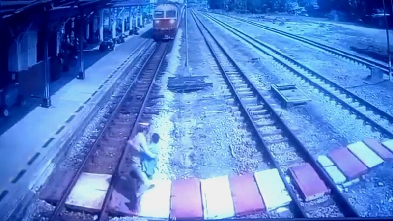 Тайский железнодорожник спас переходившую пути женщину в Сураттхани
