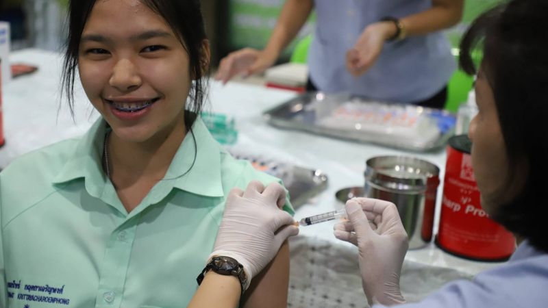 На Пхукете началась вакцинация школьниц от ВПЧ для борьбы с раком