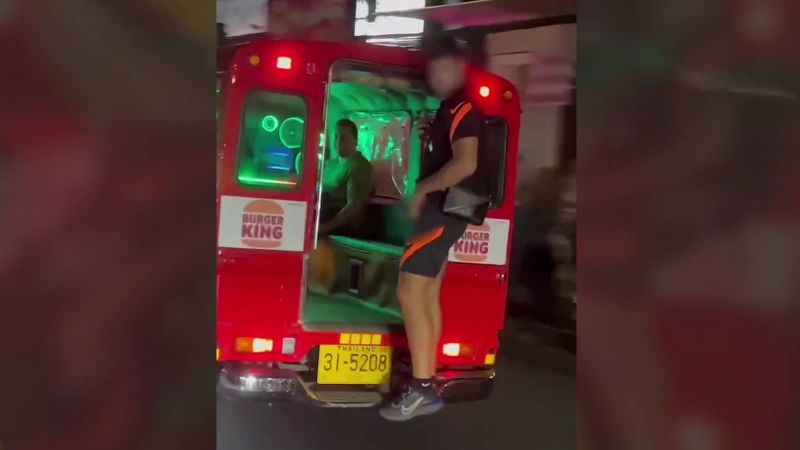 Таксиста вызвали в полицию в связи с помочившимся из тук-тука пассажиром