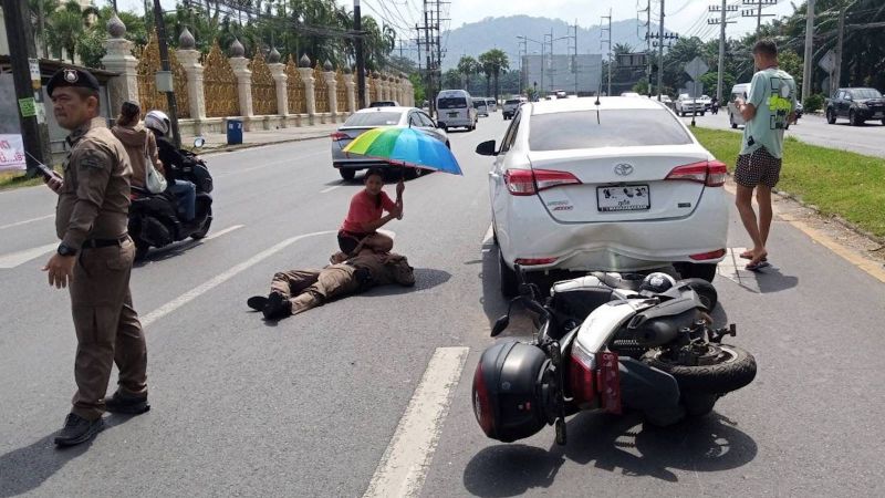 Сержан дорожной полиции Таланга не справился с управлением скутером у Памятника Героиням. Фото: Thalang Police
