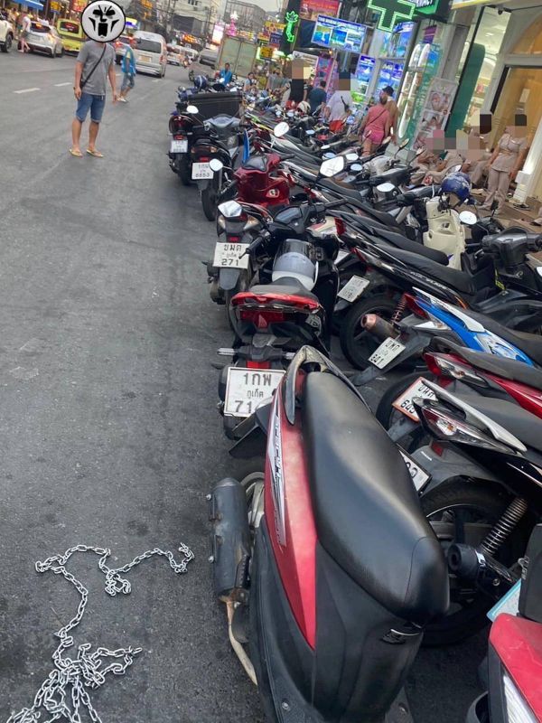 вывеска на бангл роуд в новый год. тайланд машины в аренду. патонг пляж грязный. паттайя пхукет. скутер в тайланде.