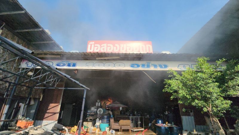 Крупный магазин рядом с HomePro Thalang загорелся в середине дня 30 января. Фото: Иккапоп Тхонгтуб