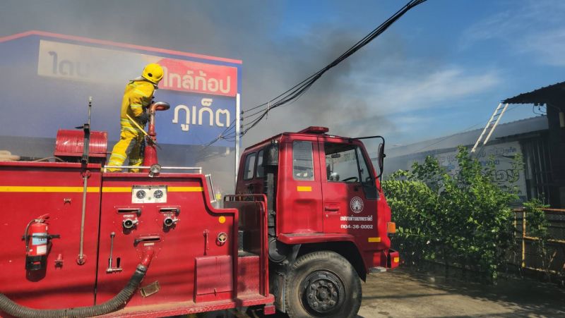 Крупный магазин рядом с HomePro Thalang загорелся в середине дня 30 января. Фото: Иккапоп Тхонгтуб
