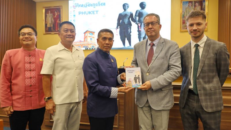Губернатор Сопхон Суваннарат провел первую в 2024 году встречу с представителями иностранных дипмиссий на Пхукете. Фото: PR Phuket