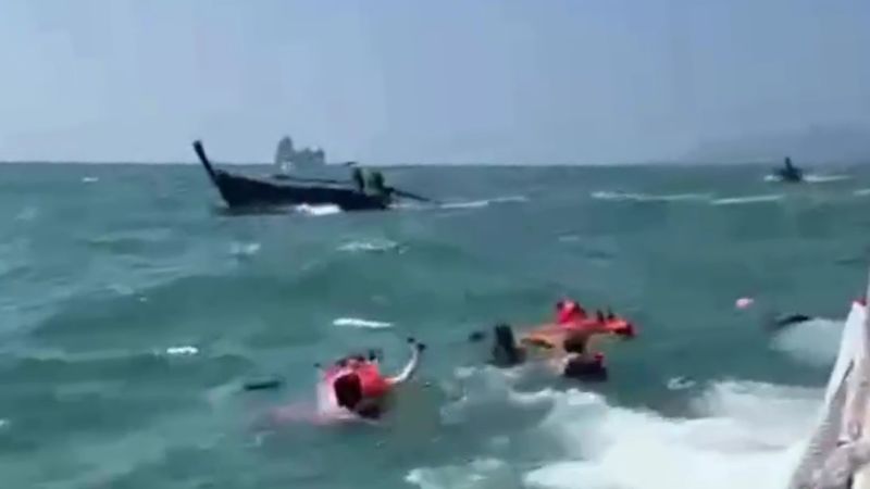 Лонгтейл с туристами перевернулся в море между Пхукетом и Краби
