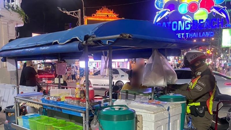 Уличных торговцев в Патонге показательно оштрафовали за создание помех движению