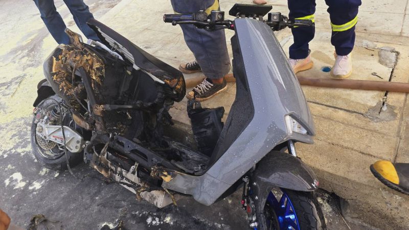 Электрический скутер загорелся на пхукетском шоссе