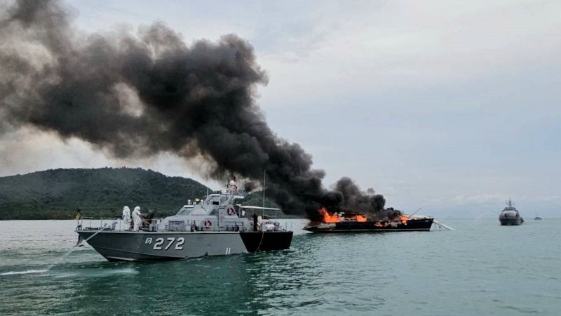 Пожар уничтожил люксовую яхту в бухте Чалонг-Бэй