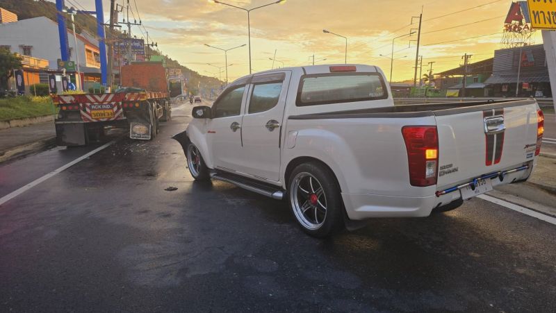 Пикап столкнулся с фурой на шоссе Bypass Rd. утром 28 июня. Фото: Иккапоп Тхонгтуб