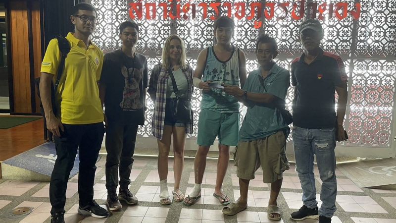 Туристам из Казахстана вернули забытый в такси iPhone
