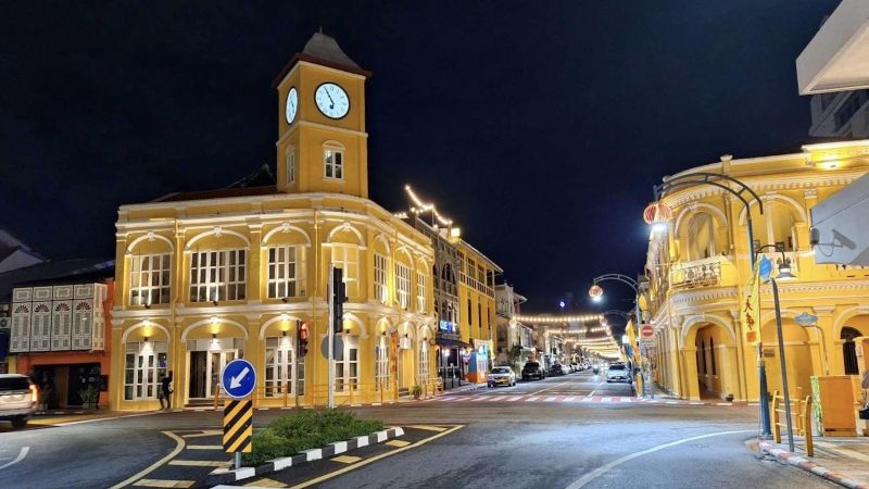 Пхукет-Таун держит оборону от подступающей воды