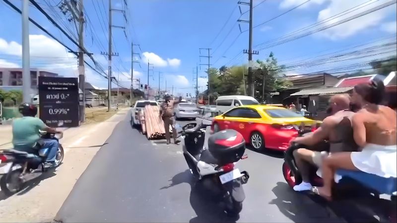 Стальные трубы выпали из кузова пикапа на пхукетском шоссе