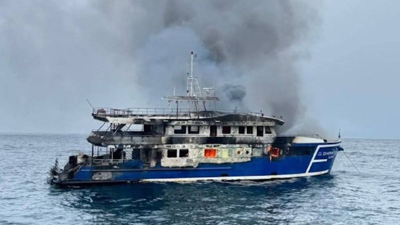 Дайверское судно сгорело во время ночевки с туристами в море