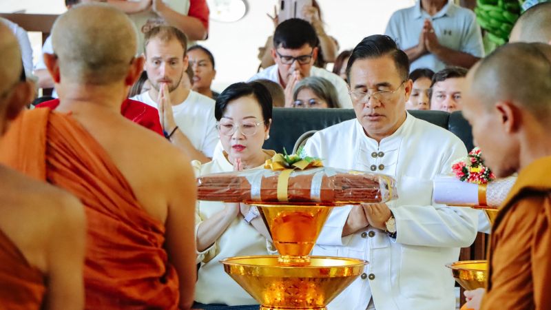 Губернатор Пхукета поднес робы монахам храма Wat Pai Yuan Phueng в Кароне