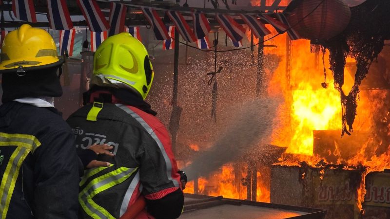 Пожар произошел на популярном дневном рынке в Вичите