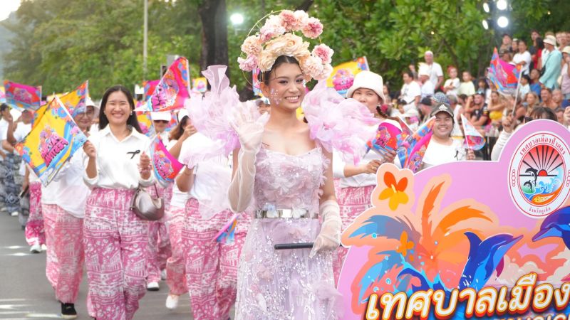 Министр транспорта посетил открытие Patong Festival