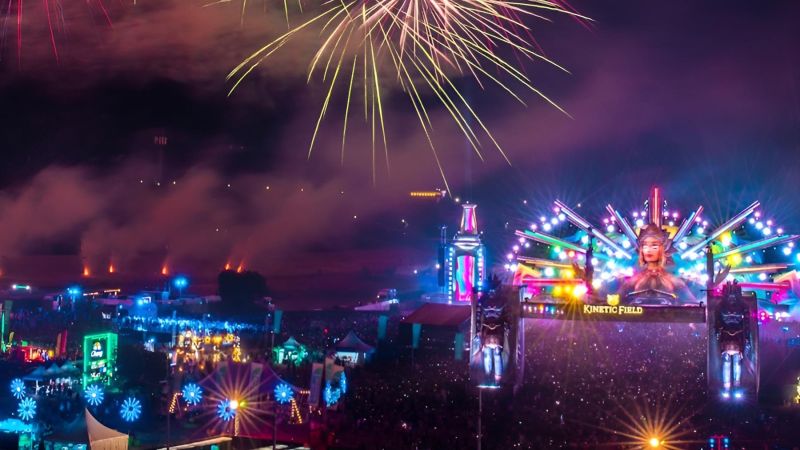 На фестиваль EDC запретили приходить в костюмах медсестер и с красными световыми мечами