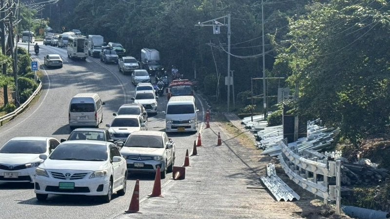 Движение на перевале Кату-Патонг дополнительно затруднено до конца месяца из-за работ на дороге